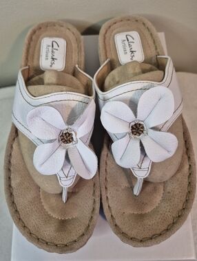 Cute And Comfy Sandals By Clarks Leather Flower Thong White Artisan Summer